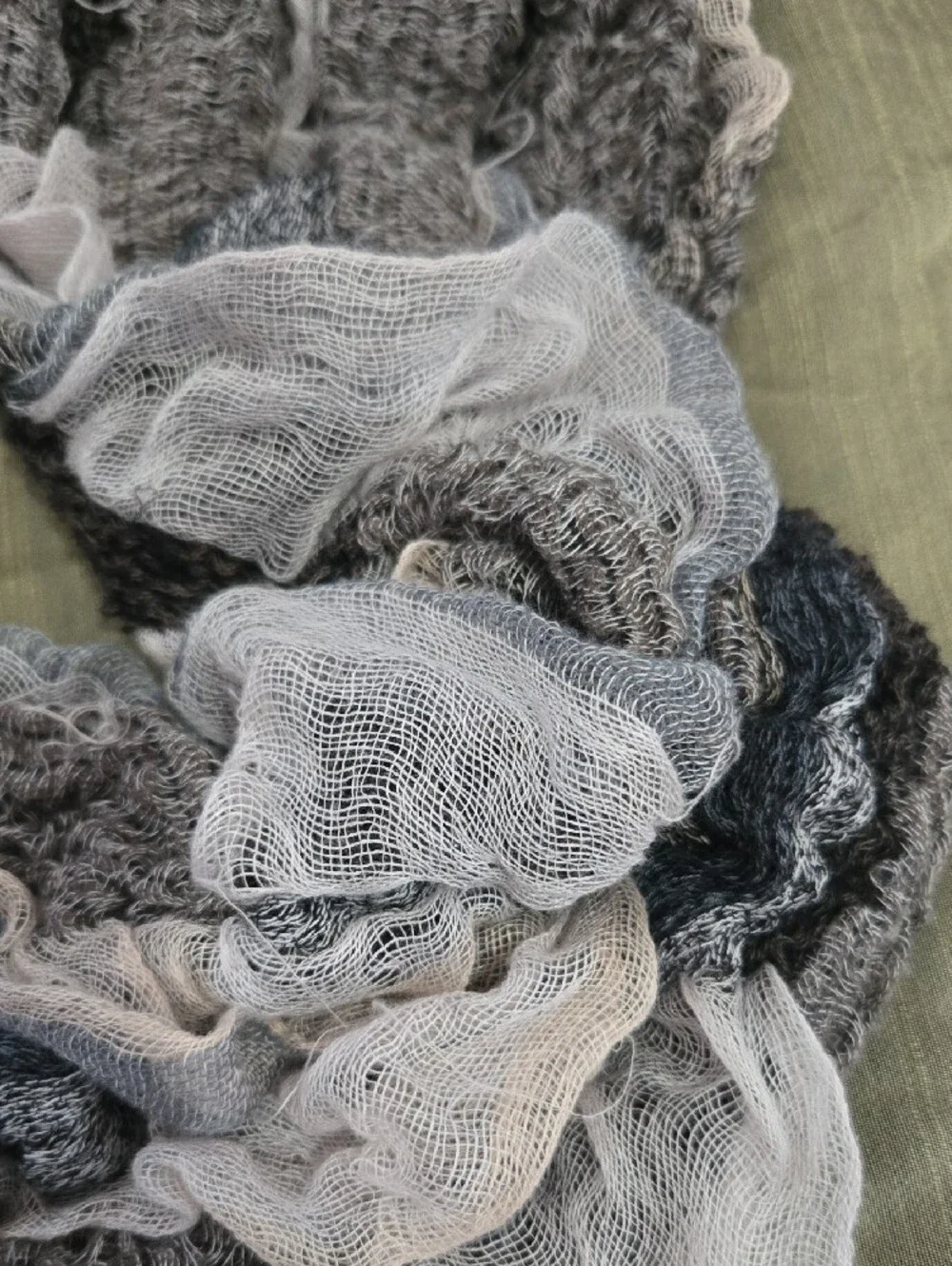 Women’s Ruffled Infinity Scarf - Gray & Black